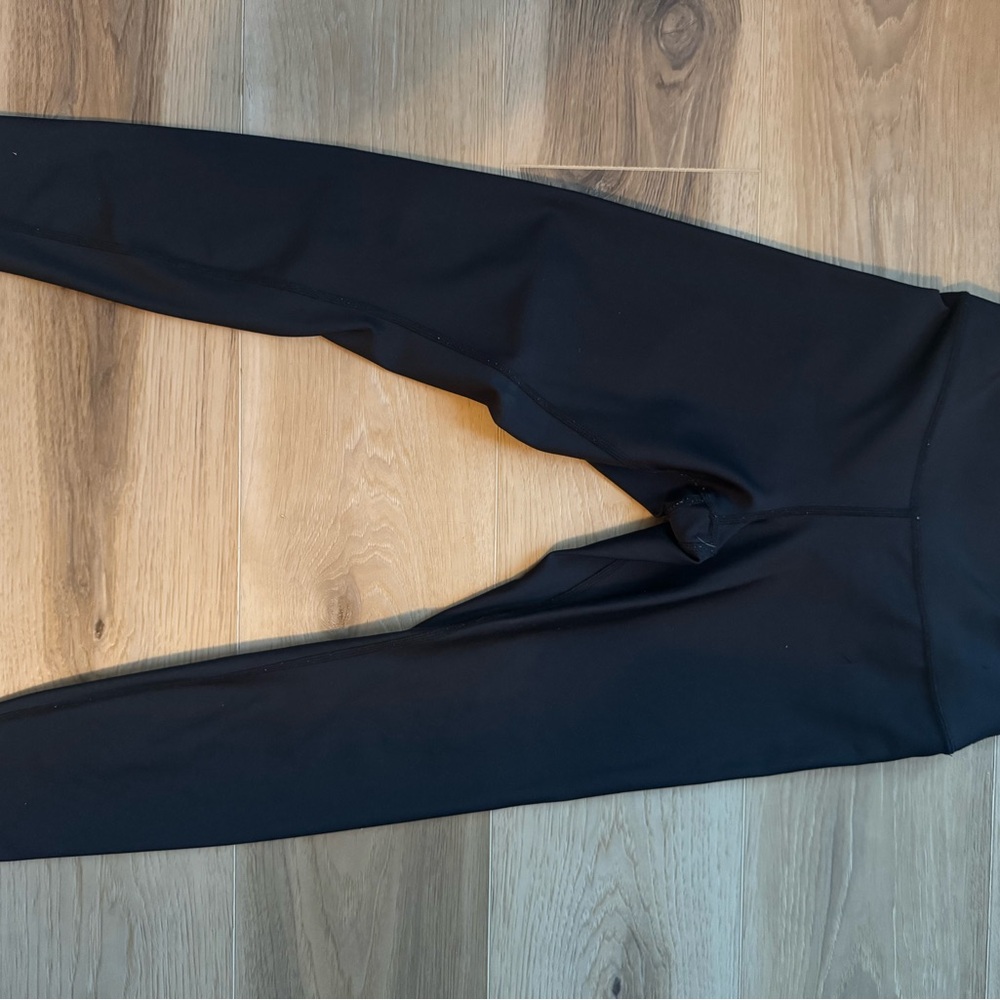 ALO Yoga Black Leggings Sleek Form-Fitting Design
